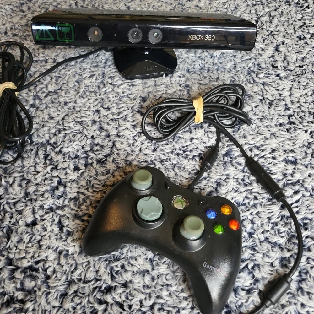 Xbox 360 Controller & Kinect Bundle - 2 Items